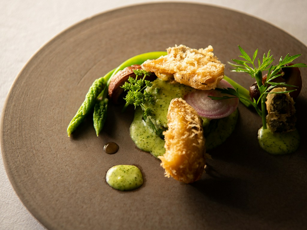 旬の夏野菜で彩られた『サザエのベニエ　ズッキーニとシャンピニオン エスカルゴバターソース』