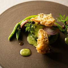 旬の夏野菜で彩られた『サザエのベニエ　ズッキーニとシャンピニオン エスカルゴバターソース』