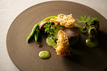 旬の夏野菜で彩られた『サザエのベニエ　ズッキーニとシャンピニオン エスカルゴバターソース』