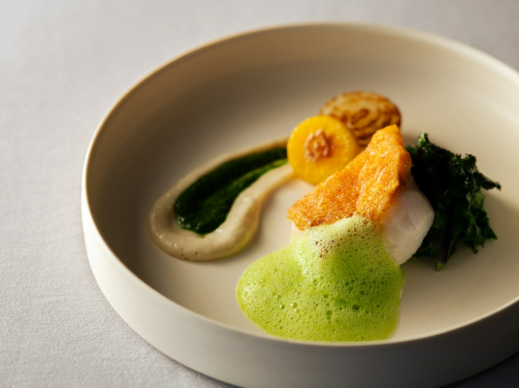 脂がのったアカハタを、2種の繊細な味わいのソースとともに噛み締める『アカハタのポワレ』