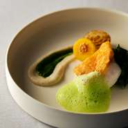 皮目はパリッ、中はふわっとなるよう火を通したアカハタは、塩のみで味付け。じゃがいもやアンチョビを使用した甘みと鋭角な塩味を持つピューレ、バジルを使ったソースがアカハタの濃厚な旨みを引き立てます。