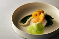 脂がのったアカハタを、2種の繊細な味わいのソースとともに噛み締める『アカハタのポワレ』