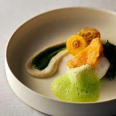 脂がのったアカハタを、2種の繊細な味わいのソースとともに噛み締める『アカハタのポワレ』