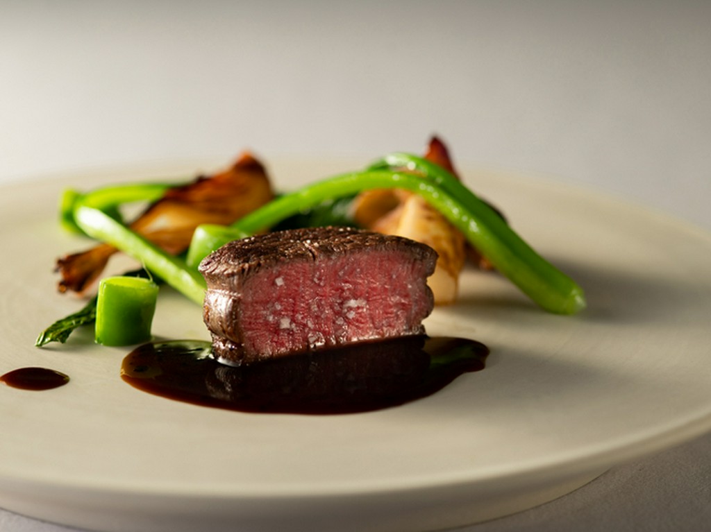 牛フィレ肉の旨みを、芳香なソースとともに楽しむ『牛フィレ肉とトリュフのソース』