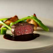 こんがりと焼き目をつけ、中は低温で火を通してしっとり柔らかく仕上げた牛フィレ肉には、トリュフの芳醇な香り漂うクラシカルなソースを。付け合わせには季節の新鮮な野菜を使用し、華やかさを演出します。