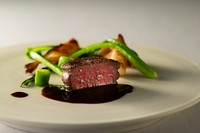 牛フィレ肉の旨みを、芳香なソースとともに楽しむ『牛フィレ肉とトリュフのソース』