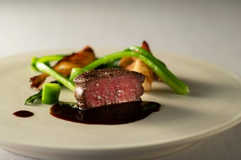 牛フィレ肉の旨みを、芳香なソースとともに楽しむ『牛フィレ肉とトリュフのソース』