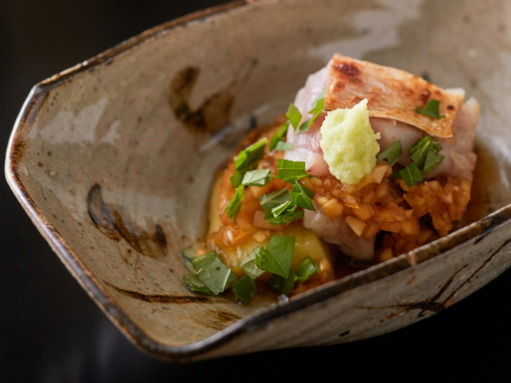 10日間の熟成をかけた鯛の身から旨味がほとばしる『村上産甘鯛と越の丸なすの炭火焼』