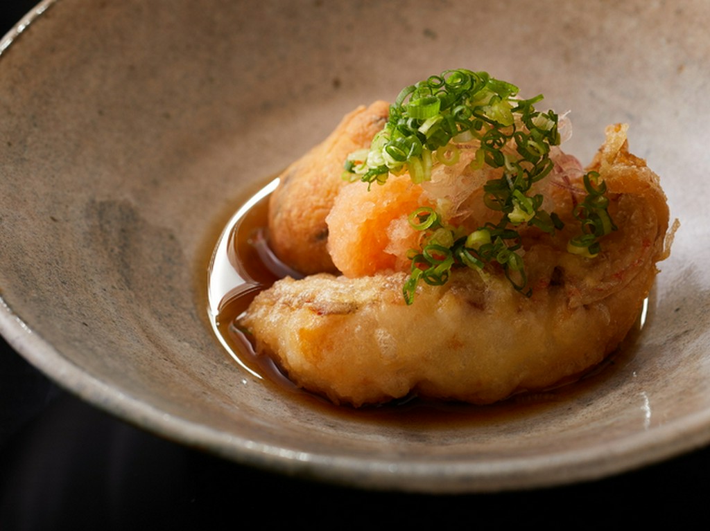 新潟の発酵辛味調味料や、熟成醤油で味わいをまとめる『佐渡産ノドグロの天ぷらと自家製ひりゅうず』