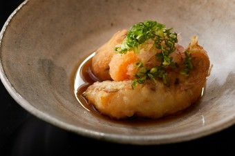 新潟の発酵辛味調味料や、熟成醤油で味わいをまとめる『佐渡産ノドグロの天ぷらと自家製ひりゅうず』