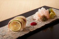 新潟近海の盛夏の美味しさを凝縮した『佐渡産アラのお造りと釣りアジの棒寿司』