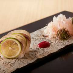 新潟近海の盛夏の美味しさを凝縮した『佐渡産アラのお造りと釣りアジの棒寿司』