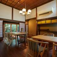 本家の温泉旅館が元・鍛冶屋だったため、「小鍛冶屋」と呼ばれるこちらの古民家。刻まれた100年以上の歴史も、この店の魅力です。特注ランプシェードから放たれるやわらかな光が、やさしく空間を満たしています。