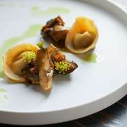 新潟県長岡市寺泊の出雲崎は、地元では知れたサザエの名産地。スロージューサーにかけて食感をなめらかにした焼きピーマンソースと、サザエソースを絡めていただきます。料理はすべて、6600円のランチコースから。