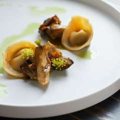 テクスチャーなめらかな焼きピーマンのソース。苦味が食欲をそそる前菜『寺泊サザエ 焼きピーマン』