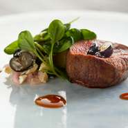 フライパンとオーブンで調理した鹿肉は、稲藁で焼いて仕上げます。夏鹿はさっぱりして、赤身の味が濃厚。また付け合わせのチャンフォッタ（夏野菜のごった煮）には無水調理を施すため、野菜本来の味が引き立ちます。