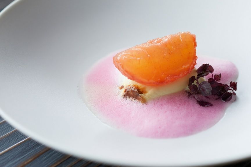 減圧調理機を使って、カンパリと白ワインをより浸透させるデザート『白桃 カンパリ 赤紫蘇』