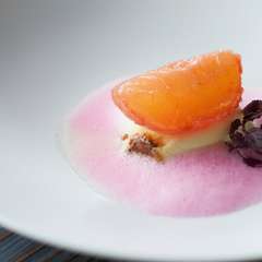 減圧調理機を使って、カンパリと白ワインをより浸透させるデザート『白桃　カンパリ 赤紫蘇』