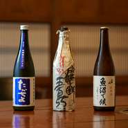 新潟県南魚沼といえば、日本を代表する酒どころ。【八海醸造】【高千代酒造】【青木酒造】など、日本酒は地元の酒蔵の銘柄を中心にオンリスト。ワインも【カーブドッチワイナリー】など、新潟産がメインです。