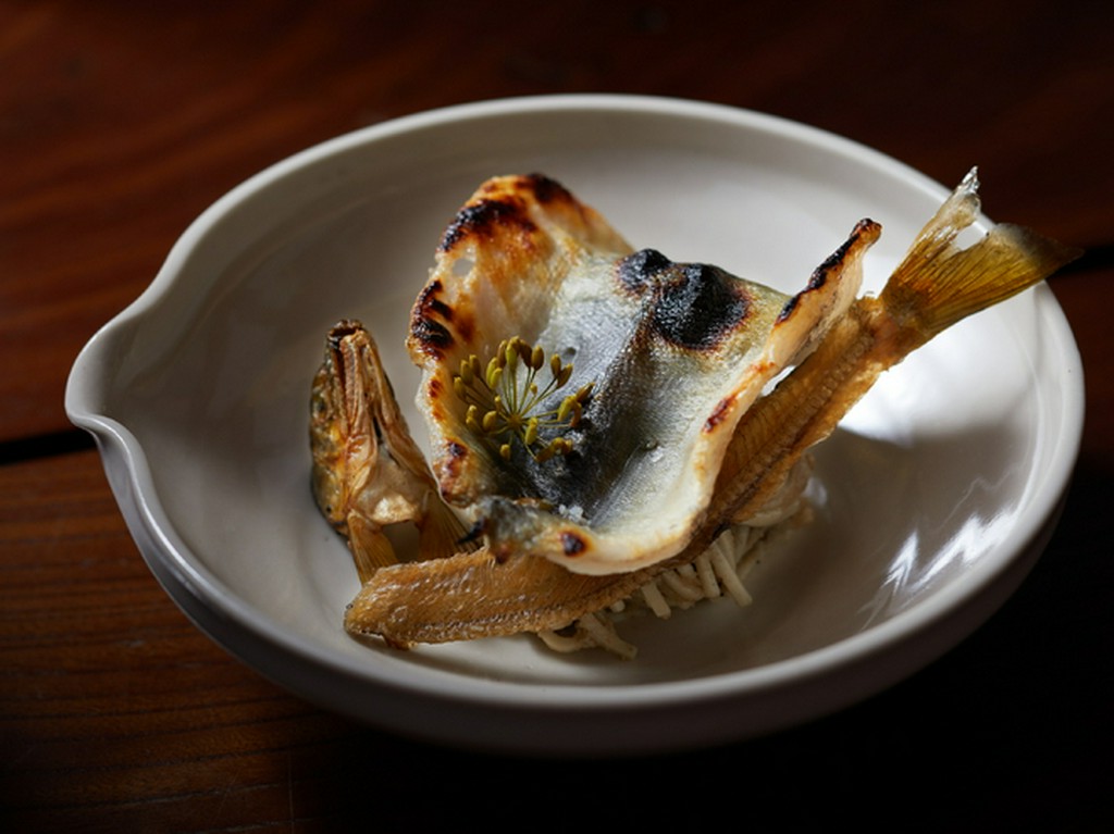 骨せんべいと肝を練り込んだ素麺付きで、南魚沼の鮎をまるごと堪能できる『鮎』
