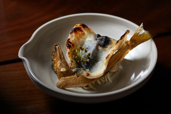 骨せんべいと肝を練り込んだ素麺付きで、南魚沼の鮎をまるごと堪能できる『鮎』
