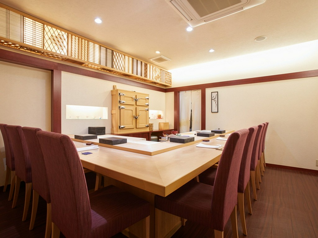 年代物の欄間に冷蔵庫、店主の所作から伝わる花街の流儀