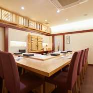 古民家から移築した欄間、カウンター奥には木製冷蔵庫が配され、入店した瞬間から昭和の新潟の花街・古町にタイムスリップした気分に。店主の本間氏のにぎる動作や包丁使いも美しく、店には静謐な時間が流れます。