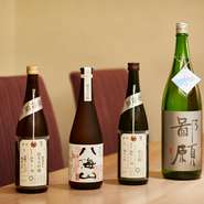 シャリに新潟米を使用しているため、食中酒には県産の日本酒が合います。お馴染みの南魚沼【八海醸造】や、隣町の加茂【加茂錦酒造】、また村上市の酒蔵のものを多数ラインナップ。焼酎も豊富に揃います。