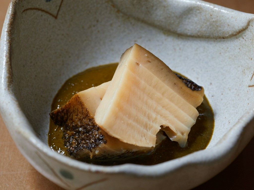 朝獲れの鮮度そのままに。身もふっくらと、新潟近海で獲れた『蒸しアワビ』