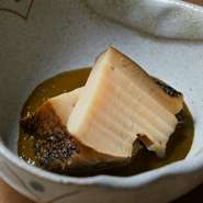 佐渡島周辺の海底のワカメを餌にして、大きく育ったアワビは、新潟近海で獲れたものが、昼過ぎには店に届きます。鮮度を生かすべく、酒とほんの少しの塩のみを振って蒸す工程へ。アワビの肝もたっぷりと添えます。