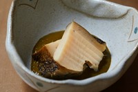 朝獲れの鮮度そのままに。身もふっくらと、新潟近海で獲れた『蒸しアワビ』