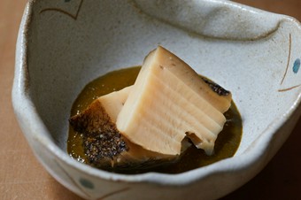朝獲れの鮮度そのままに。身もふっくらと、新潟近海で獲れた『蒸しアワビ』