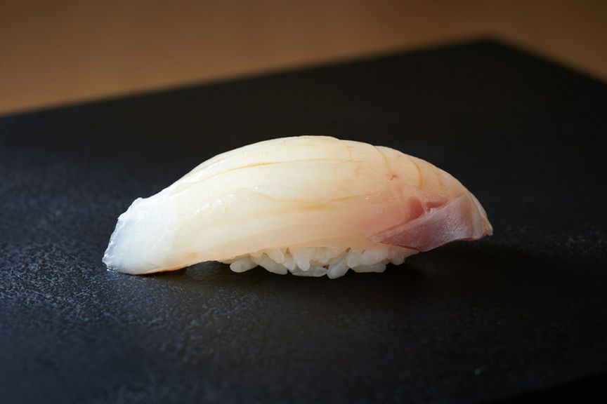 日本海の夏の美味。熟成で淡白な身の旨みを引き出して提供する『アラのにぎり』