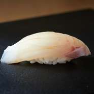 佐渡のアラは、淡白ながらも噛むほどに美味しさが染み出す、日本海の夏の旬魚。鮮度を保持するべく船上で締めたものを、店で5日間熟成にかけ、旨み成分を引き出します。さっと煮切りをつけて、提供します。