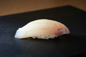 日本海の夏の美味。熟成で淡白な身の旨みを引き出して提供する『アラのにぎり』