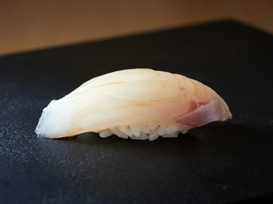 日本海の夏の美味。熟成で淡白な身の旨みを引き出して提供する『アラのにぎり』