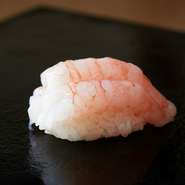 その鮮やかな赤色と形が、赤唐辛子（南蛮）に似ていることから、新潟県では昔から甘エビは「南蛮エビ」と呼ばれています。ねっとりとした濃厚な身の甘みを、さっぱりとした煮切りが引き立ててくれます。