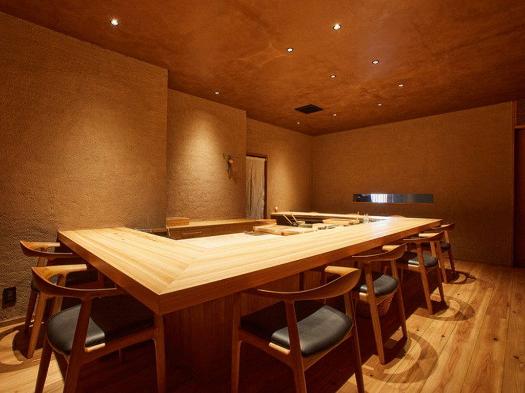 落ち着いたカウンター席、奥には寛げる和室を備える