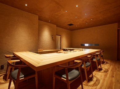 落ち着いたカウンター席、奥には寛げる和室を備える