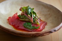 料理はすべておまかせコースから。赤身には、地元で収穫したツルムラサキを添えます。ねっとりとした食感がとろろのようで、マグロに合います。