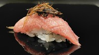 トロの脂とマイタケの香りが赤ワインを呼ぶ『黒舞茸とトロの握り』