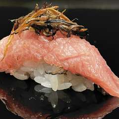 トロの脂とマイタケの香りが赤ワインを呼ぶ『黒舞茸とトロの握り』