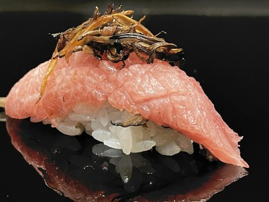 トロの脂とマイタケの香りが赤ワインを呼ぶ『黒舞茸とトロの握り』