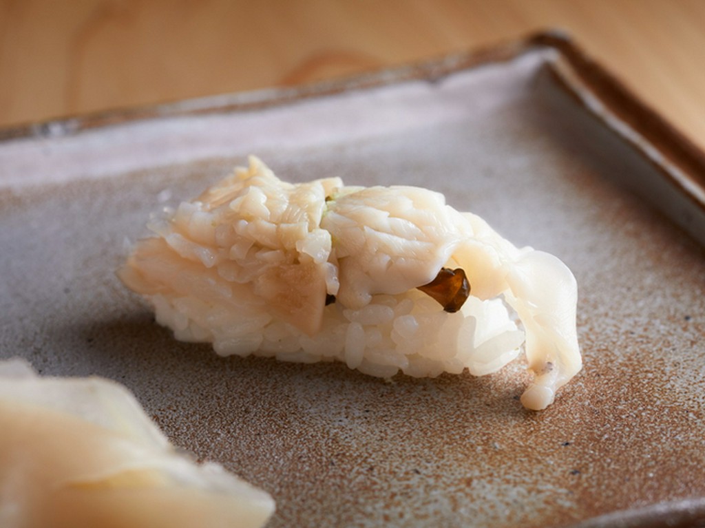 醤油の甘辛さが、ツブ貝の旨味を引き出す『西バイ貝とキュウリの佃煮のにぎり』