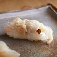 西バイ貝は、新潟県糸で上がったもので、コリコリとした食感が特徴です。淡白な身の味わいには、自家製のキュウリの佃煮を合わせて。キリッとした醤油の味わいが、西バイ貝の滋味を引き出します。
