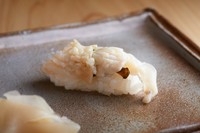 西バイ貝は、新潟県糸で上がったもので、コリコリとした食感が特徴です。淡白な身の味わいには、自家製のキュウリの佃煮を合わせて。キリッとした醤油の味わいが、西バイ貝の滋味を引き出します。