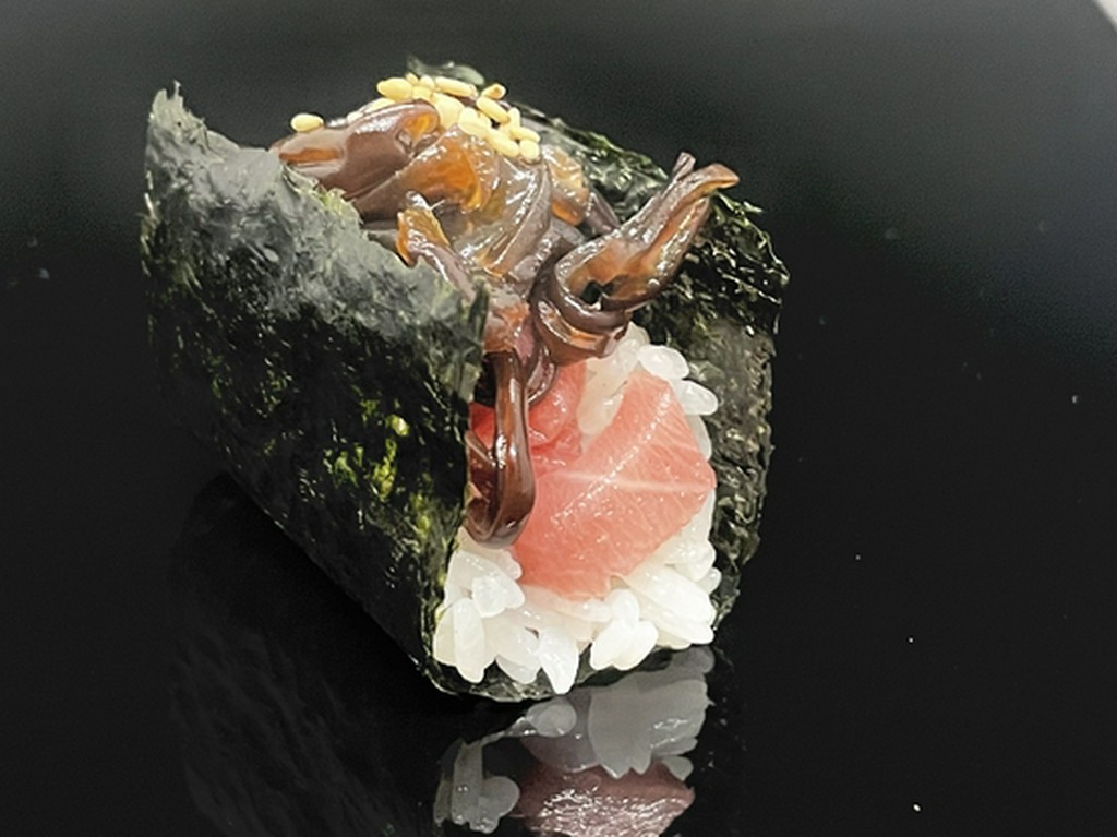 新感覚のプルプル食感がたまらない『キクラゲと中トロの手巻き』