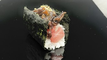 新感覚のプルプル食感がたまらない『キクラゲと中トロの手巻き』