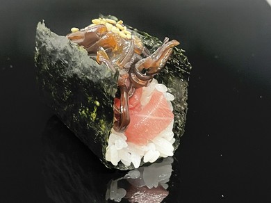 新感覚のプルプル食感がたまらない『キクラゲと中トロの手巻き』