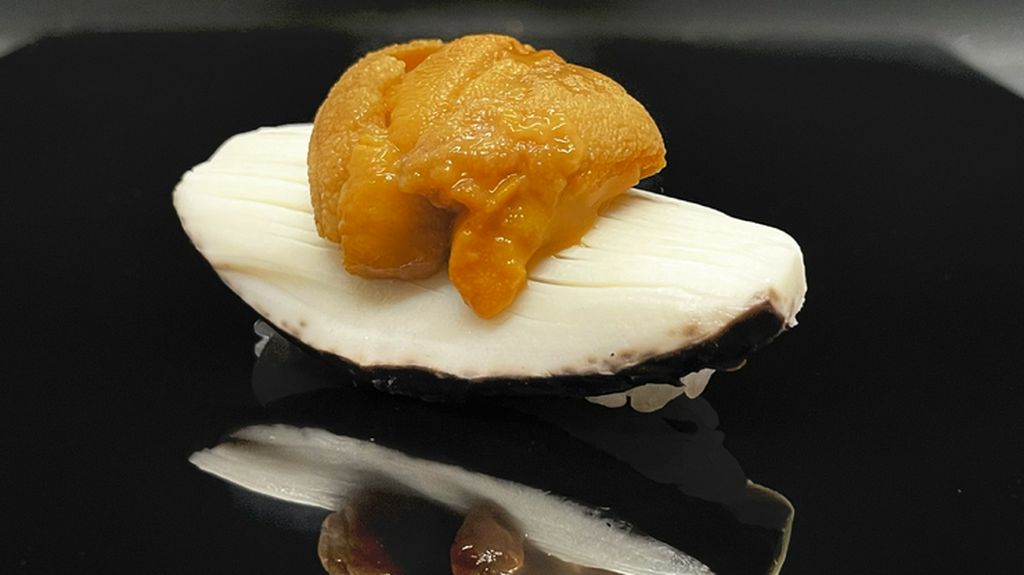 もはやアワビも超える！『魚沼天恵菇とウニの握り』